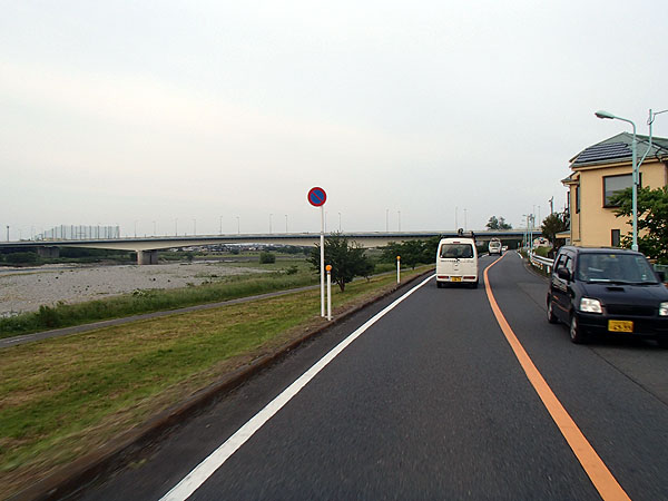 多摩川沿いを走行